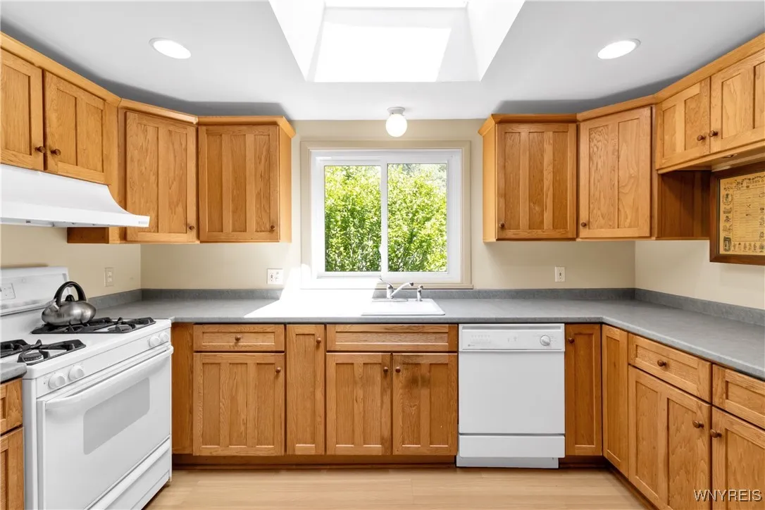 8961 The Fairways, Clarence, New York 14031, Clarence, New York 14031, 4 Bedrooms Bedrooms, 9 Rooms Rooms,1 BathroomBathrooms,Residential,Closed,8961 The Fairways, Clarence, New York 14031,B1614117