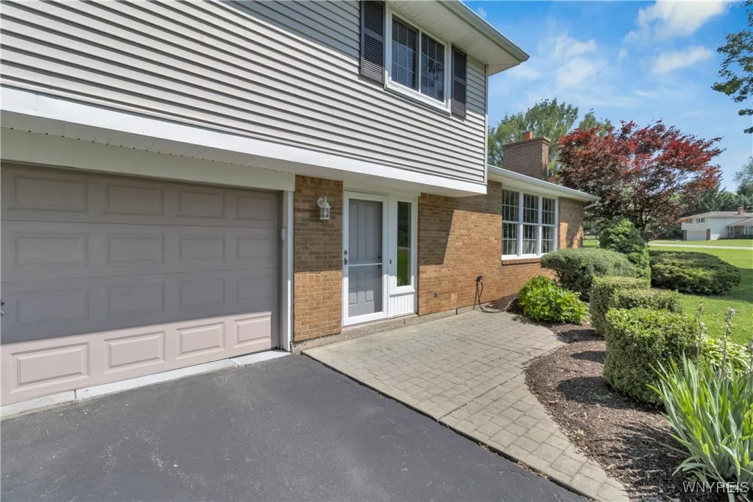8961 The Fairways, Clarence, New York 14031, Clarence, New York 14031, 4 Bedrooms Bedrooms, 9 Rooms Rooms,1 BathroomBathrooms,Residential,Closed,8961 The Fairways, Clarence, New York 14031,B1614117