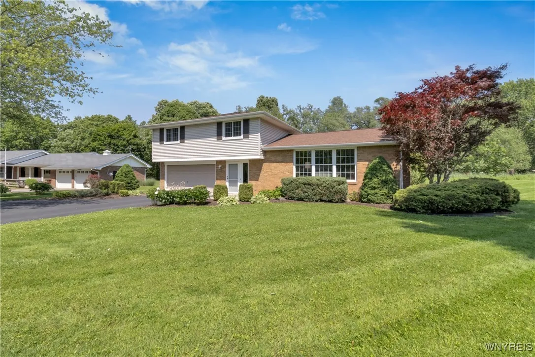 8961 The Fairways, Clarence, New York 14031, Clarence, New York 14031, 4 Bedrooms Bedrooms, 9 Rooms Rooms,1 BathroomBathrooms,Residential,Closed,8961 The Fairways, Clarence, New York 14031,B1614117
