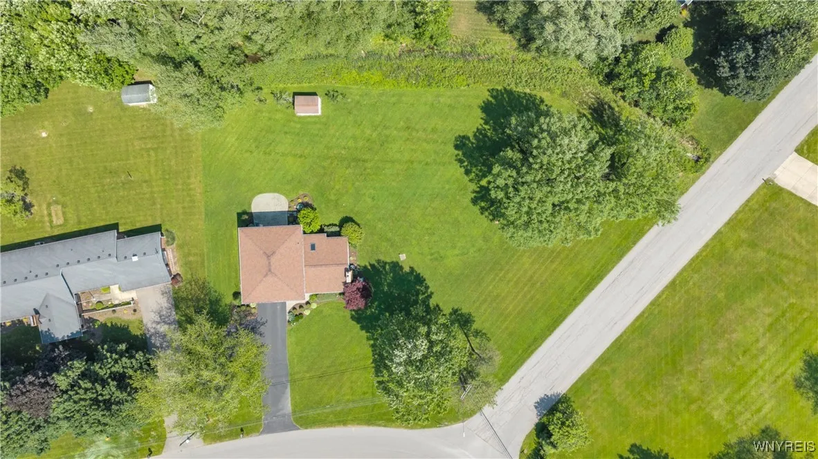 8961 The Fairways, Clarence, New York 14031, Clarence, New York 14031, 4 Bedrooms Bedrooms, 9 Rooms Rooms,1 BathroomBathrooms,Residential,Closed,8961 The Fairways, Clarence, New York 14031,B1614117