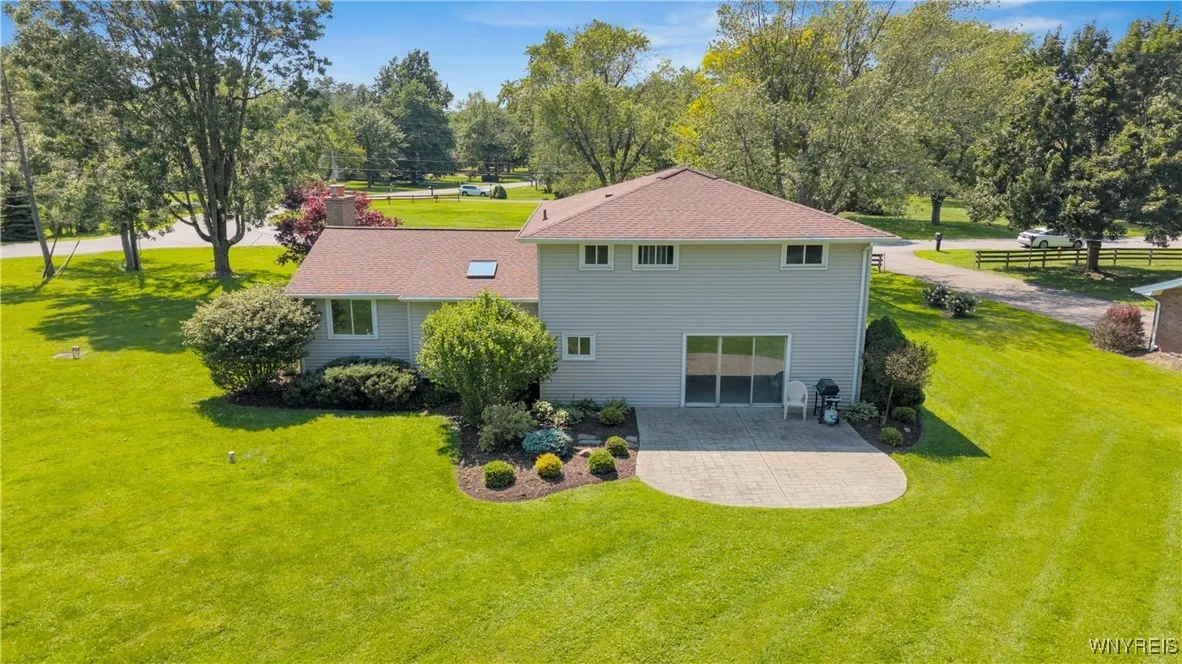 8961 The Fairways, Clarence, New York 14031, Clarence, New York 14031, 4 Bedrooms Bedrooms, 9 Rooms Rooms,1 BathroomBathrooms,Residential,Closed,8961 The Fairways, Clarence, New York 14031,B1614117