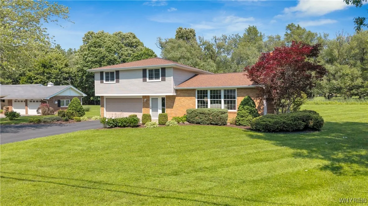 8961 The Fairways, Clarence, New York 14031, Clarence, New York 14031, 4 Bedrooms Bedrooms, 9 Rooms Rooms,1 BathroomBathrooms,Residential,Closed,8961 The Fairways, Clarence, New York 14031,B1614117