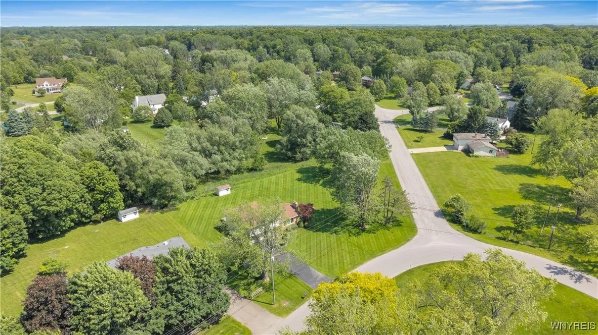 8961 The Fairways, Clarence, New York 14031, Clarence, New York 14031, 4 Bedrooms Bedrooms, 9 Rooms Rooms,1 BathroomBathrooms,Residential,Closed,8961 The Fairways, Clarence, New York 14031,B1614117