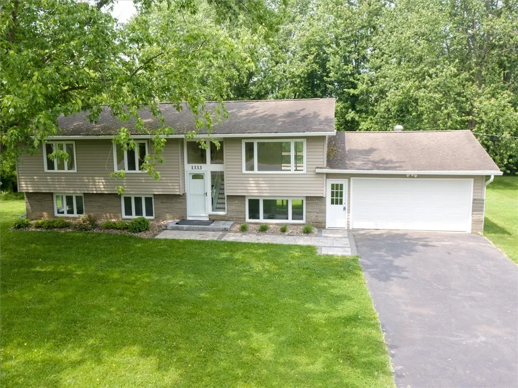 1333 Wayneport Road South, Macedon, New York 14502, Macedon, New York 14502, 4 Bedrooms Bedrooms, 9 Rooms Rooms,2 BathroomsBathrooms,Residential,Closed,1333 Wayneport Road South, Macedon, New York 14502,0,R1612122
