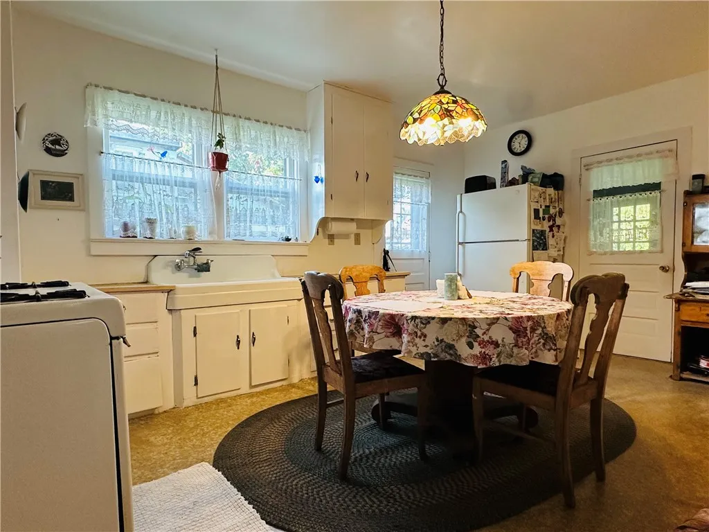 Unit 1 - Eat in kitchen