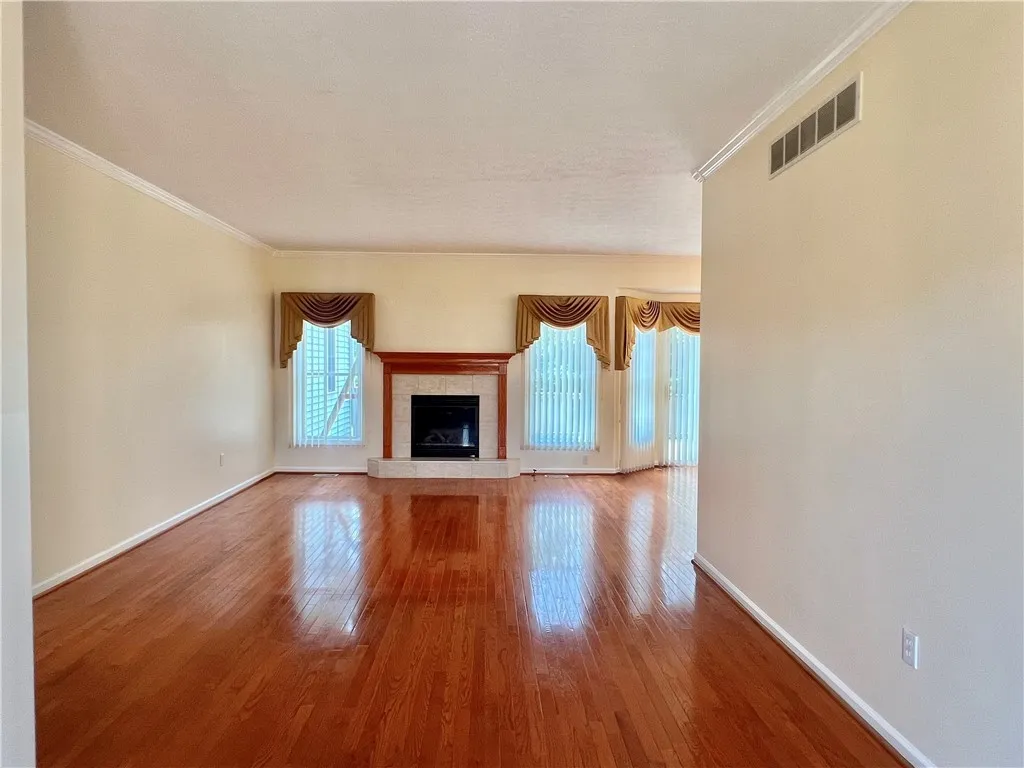 Spacious Living Room w/Gas Fireplace
