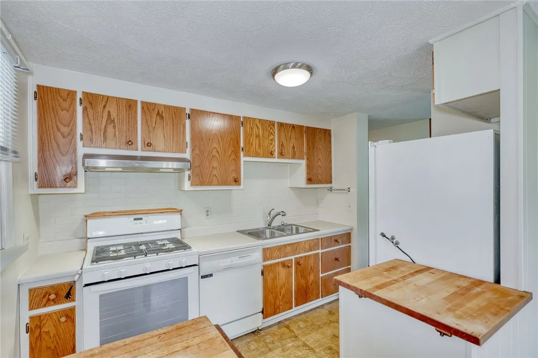 235 Vollmer Parkway, Henrietta, New York 14623, Henrietta, New York 14623, 4 Bedrooms Bedrooms, 7 Rooms Rooms,2 BathroomsBathrooms,Residential,Closed,235 Vollmer Parkway, Henrietta, New York 14623,R1614422