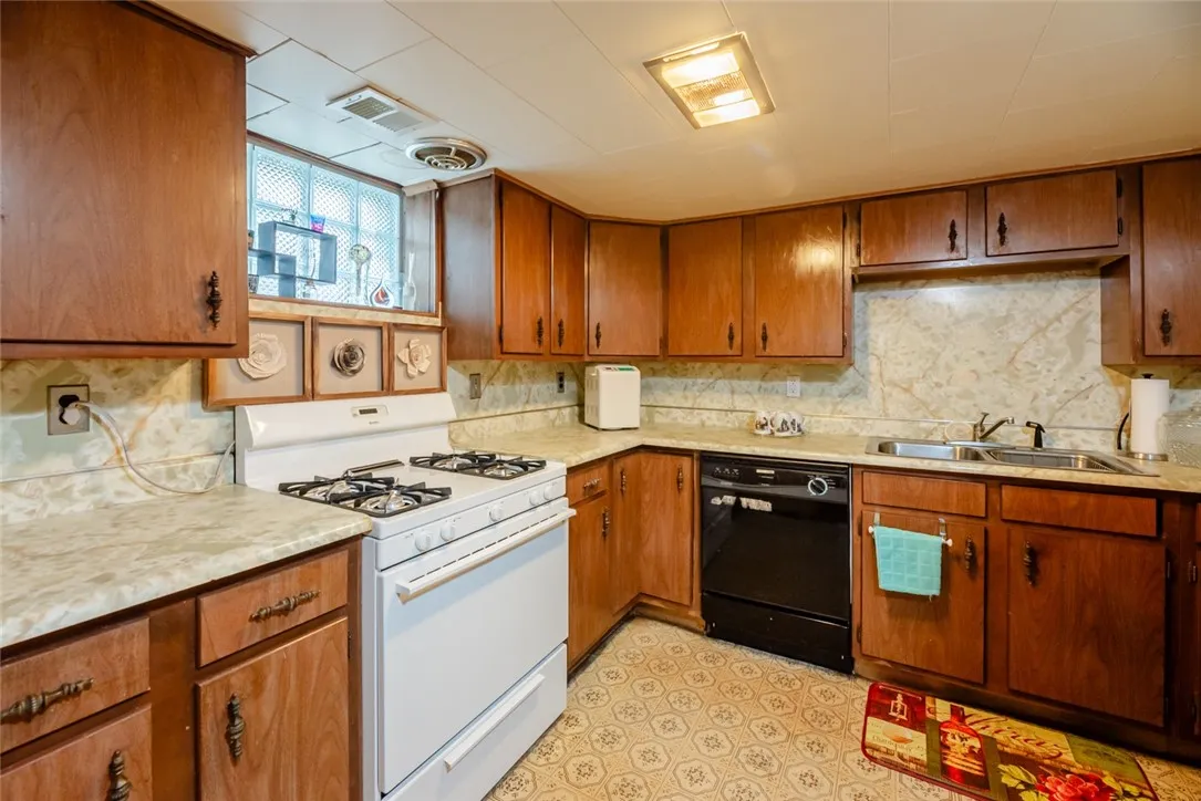 28 Drexel Drive, Gates, New York 14606, Gates, New York 14606, 3 Bedrooms Bedrooms, 8 Rooms Rooms,1 BathroomBathrooms,Residential,Closed,28 Drexel Drive, Gates, New York 14606,R1614004
