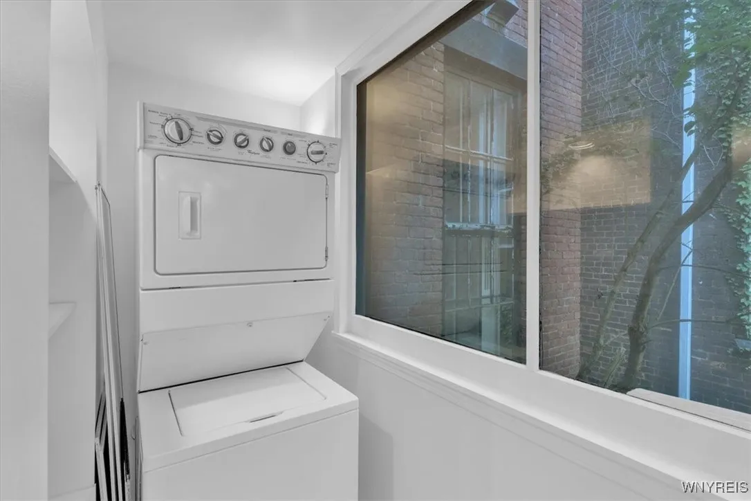 522 Franklin Street, Buffalo, New York 14202, Buffalo, New York 14202, 2 Bedrooms Bedrooms, 6 Rooms Rooms,1 BathroomBathrooms,Residential Lease,For Rent,522 Franklin Street, Buffalo, New York 14202,0,B1614614