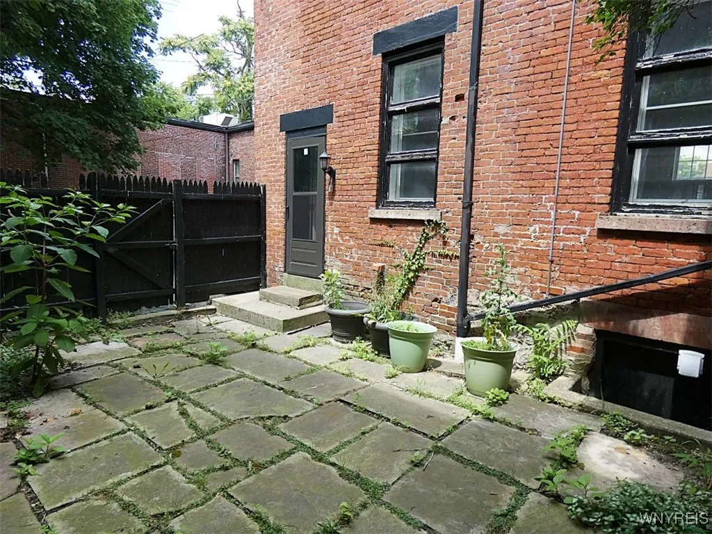 522 Franklin Street, Buffalo, New York 14202, Buffalo, New York 14202, 2 Bedrooms Bedrooms, 6 Rooms Rooms,1 BathroomBathrooms,Residential Lease,For Rent,522 Franklin Street, Buffalo, New York 14202,B1614614