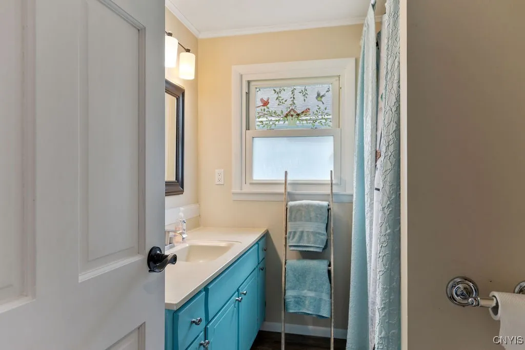 Full bath with tub/shower