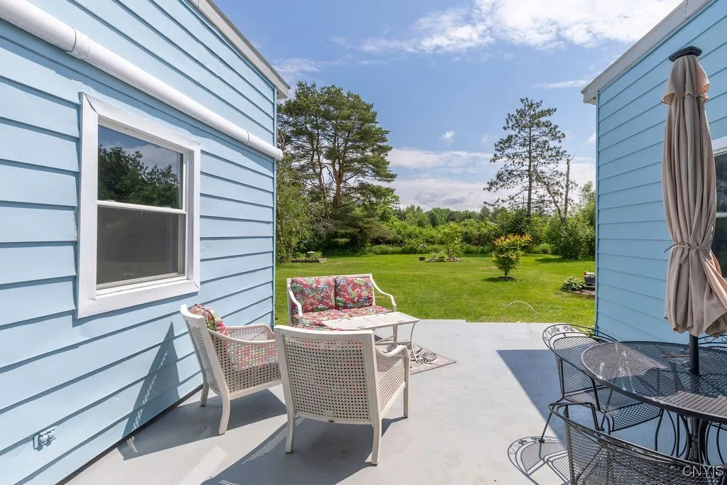Overloks the expansive private lawn