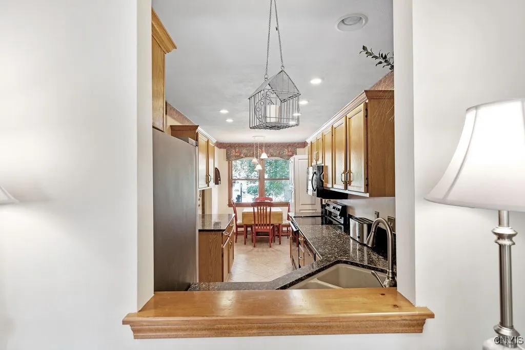 Pass through opening from the kitchen to the dining room!