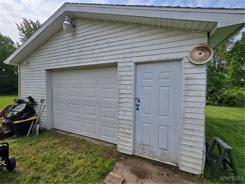 1.5 detached garage with electric