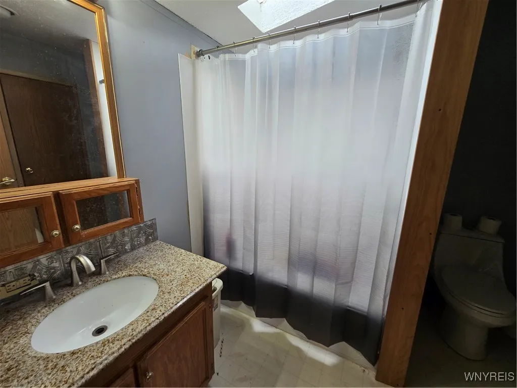 full bathroom off of bedroom 1