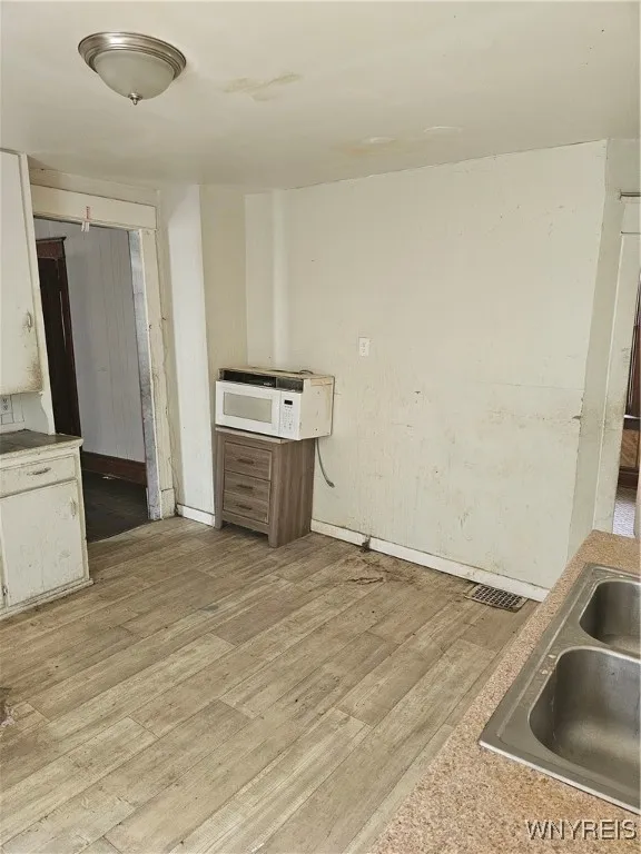 167 East Street, Buffalo, New York 14207, Buffalo, New York 14207, 6 Bedrooms Bedrooms, ,2 BathroomsBathrooms,Residential,For Sale,167 East Street, Buffalo, New York 14207,B1614820