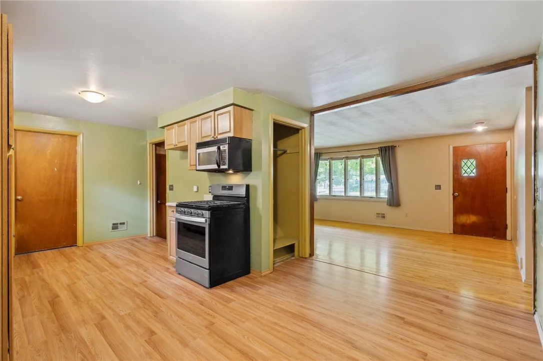 130 Quay Drive, Irondequoit, New York 14617, Irondequoit, New York 14617, 4 Bedrooms Bedrooms, 7 Rooms Rooms,2 BathroomsBathrooms,Residential,Closed,130 Quay Drive, Irondequoit, New York 14617,0,R1614912