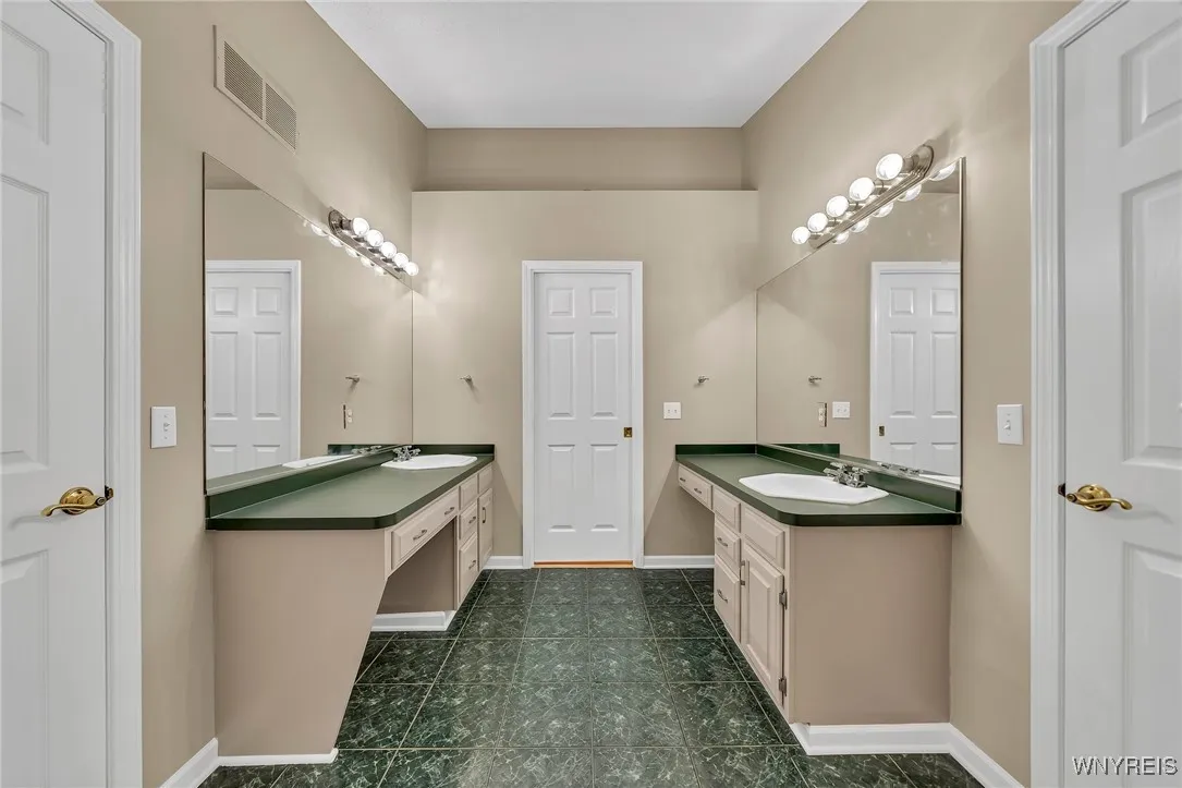 5531 Pine Loch Lane, Clarence, New York 14221, Clarence, New York 14221, 4 Bedrooms Bedrooms, 10 Rooms Rooms,2 BathroomsBathrooms,Residential,Closed,5531 Pine Loch Lane, Clarence, New York 14221,B1613791
