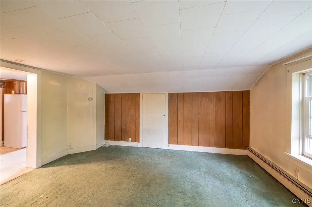 Unit #3 (Upstairs)\r\nLiving Area