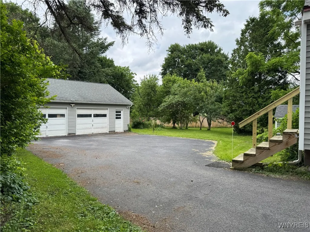 2.5 Garage with Parking Area

