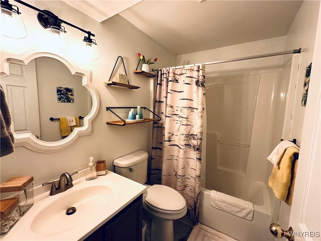 Main bath with tub shower
