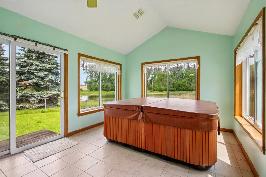 hot tub/sunroom
