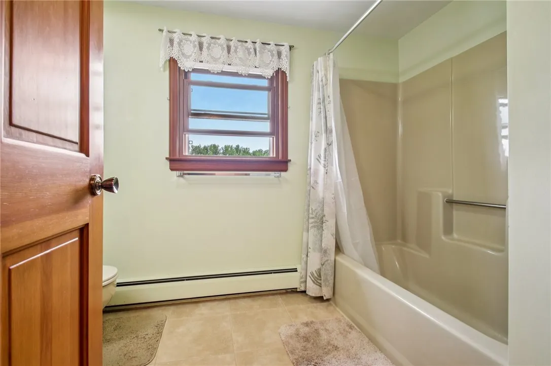 2nd-floor full bathroom