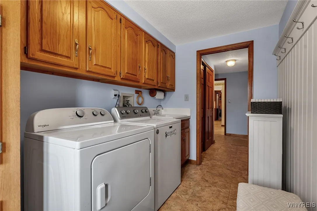 57 Brookwood Drive, West Seneca, New York 14224, West Seneca, New York 14224, 4 Bedrooms Bedrooms, 8 Rooms Rooms,2 BathroomsBathrooms,Residential,Closed,57 Brookwood Drive, West Seneca, New York 14224,B1615224