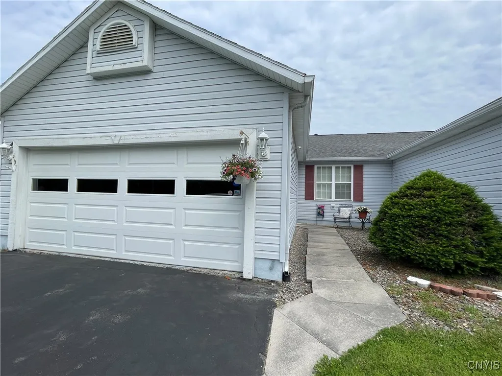 401 Clouds View Circle, Camillus, New York 13031, Camillus, New York 13031, 2 Bedrooms Bedrooms, 6 Rooms Rooms,2 BathroomsBathrooms,Residential,Closed,401 Clouds View Circle, Camillus, New York 13031,0,S1613302