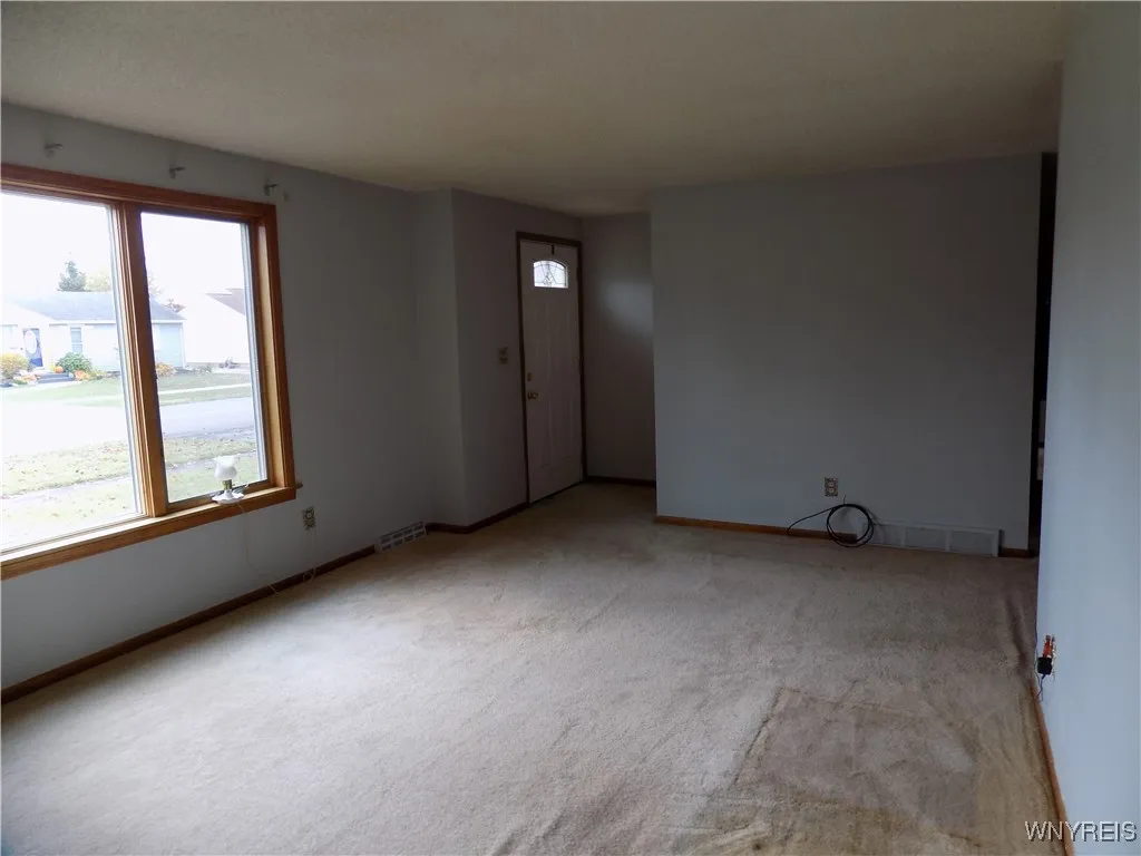 Living Rm facing front entrance