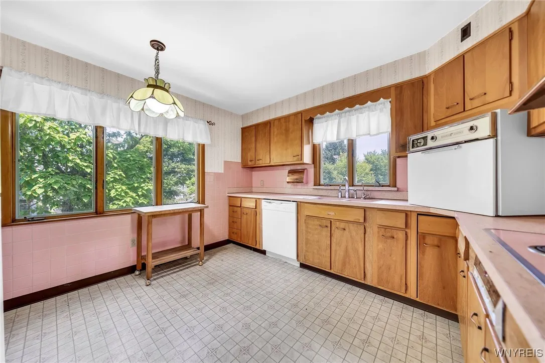 452 Potomac Avenue, Buffalo, New York 14213, Buffalo, New York 14213, 6 Bedrooms Bedrooms, ,2 BathroomsBathrooms,Residential,Closed,452 Potomac Avenue, Buffalo, New York 14213,B1613523