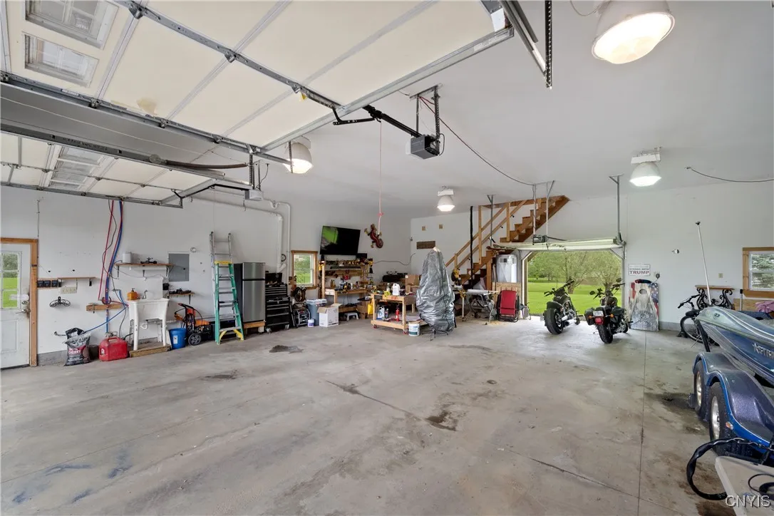 40 x 40 Detached Garage with Heat, Water, Electrical.