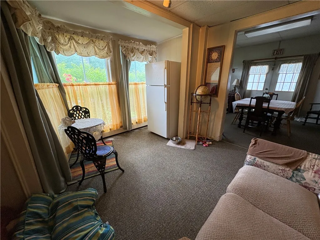 sitting room off kitchen