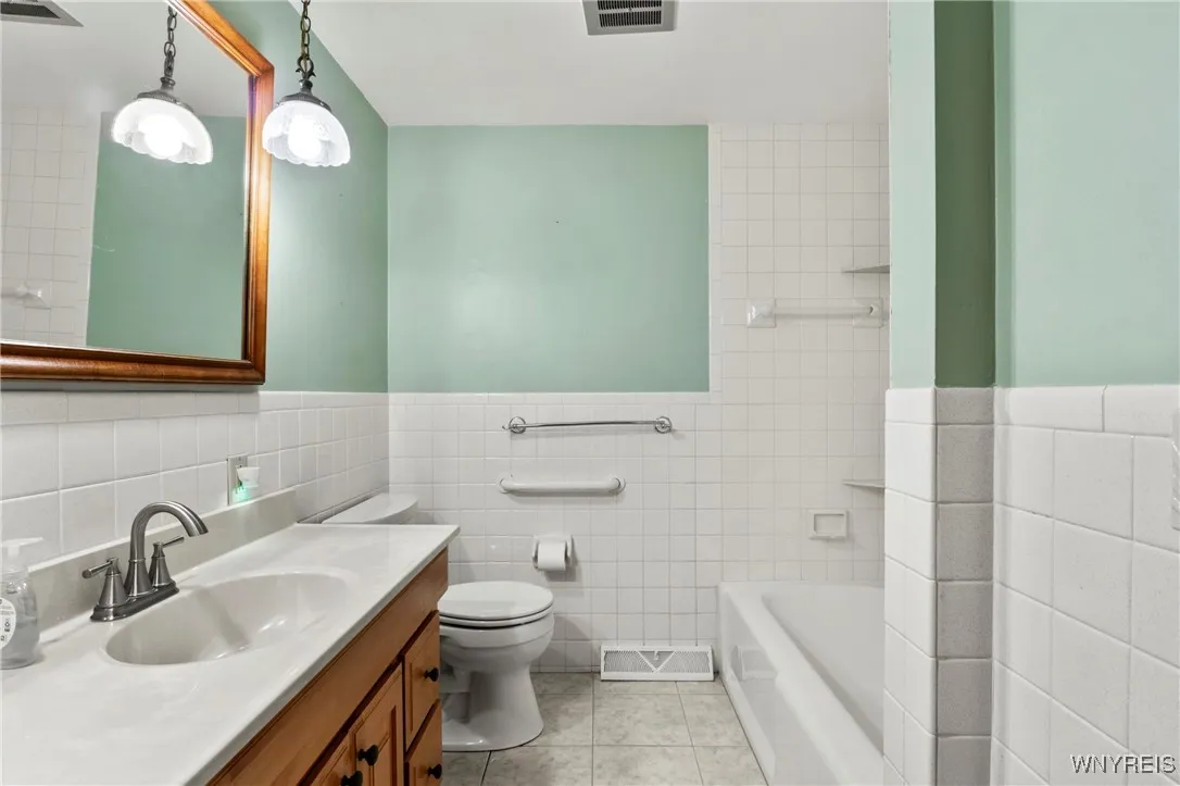 22 Carol Drive, West Seneca, New York 14224, West Seneca, New York 14224, 3 Bedrooms Bedrooms, 7 Rooms Rooms,2 BathroomsBathrooms,Residential,Closed,22 Carol Drive, West Seneca, New York 14224,B1615334