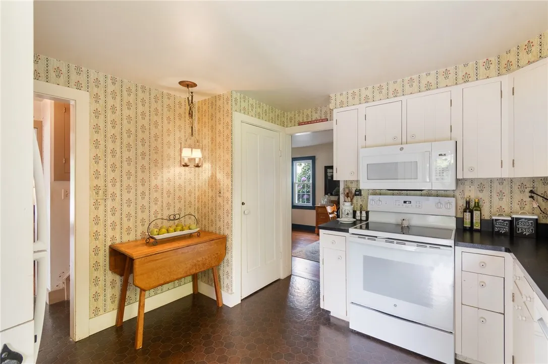 The kitchen - appliances stay!