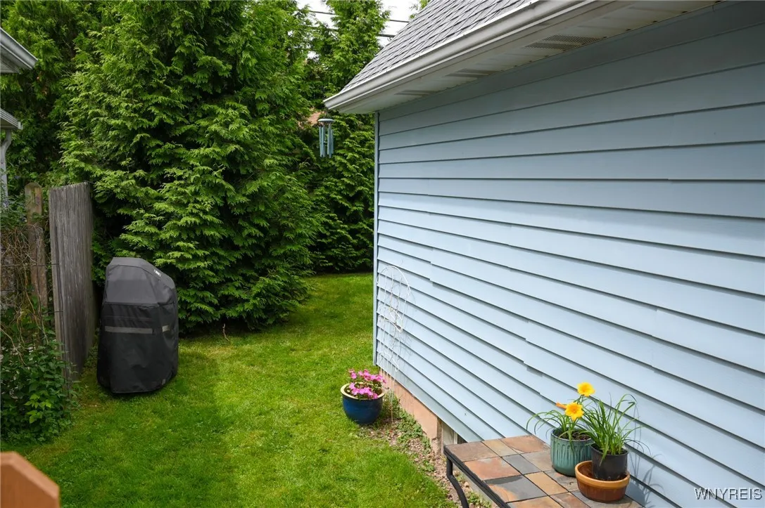Side yard leading to very private back yard