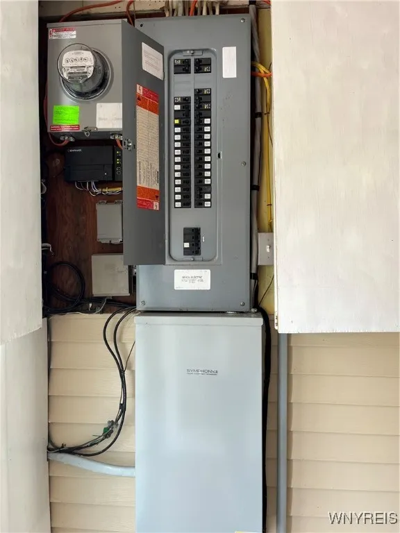 Electric panel, solar and generator hook-ups\n