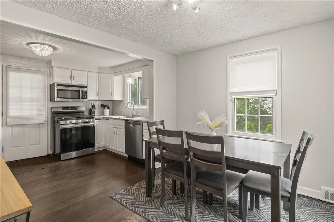 78 Lyndale Drive, Gates, New York 14624, Gates, New York 14624, 3 Bedrooms Bedrooms, 4 Rooms Rooms,1 BathroomBathrooms,Residential,Closed,78 Lyndale Drive, Gates, New York 14624,R1613662