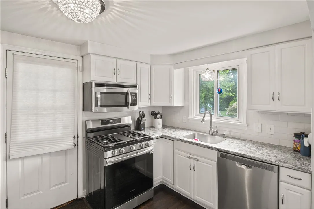 78 Lyndale Drive, Gates, New York 14624, Gates, New York 14624, 3 Bedrooms Bedrooms, 4 Rooms Rooms,1 BathroomBathrooms,Residential,Closed,78 Lyndale Drive, Gates, New York 14624,R1613662