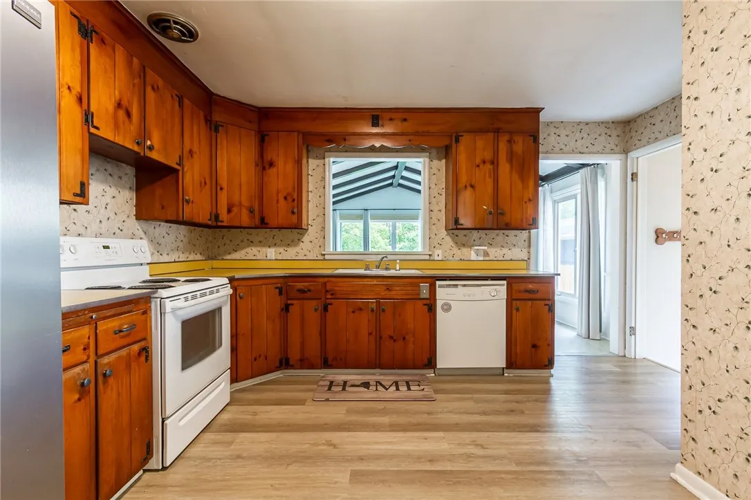 365 Gibson St Street, Canandaigua-city, New York 1, Canandaigua City, New York 14424, 3 Bedrooms Bedrooms, 7 Rooms Rooms,1 BathroomBathrooms,Residential,Closed,365 Gibson St Street, Canandaigua-city, New York 1,R1616026