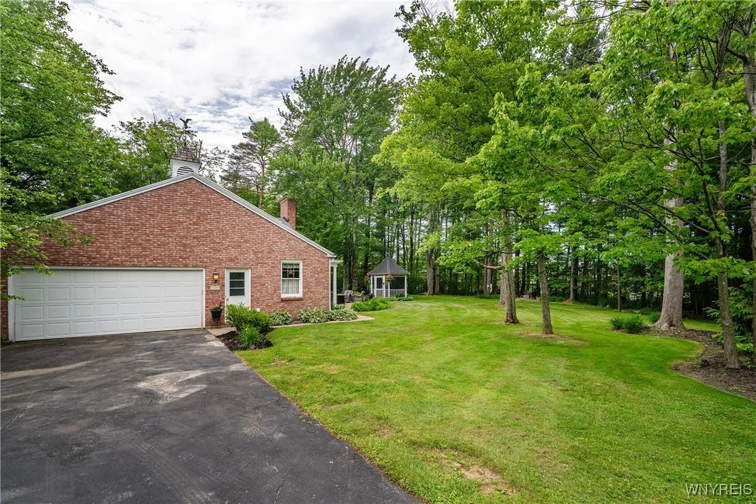 10 Knob Hill Road, Orchard Park, New York 14127, Orchard Park, New York 14127, 4 Bedrooms Bedrooms, 8 Rooms Rooms,2 BathroomsBathrooms,Residential,Closed,10 Knob Hill Road, Orchard Park, New York 14127,B1616110