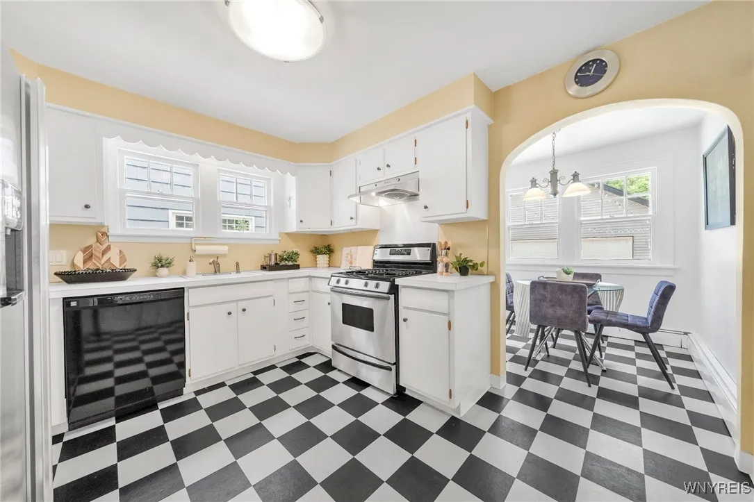 186 Roycroft Boulevard, Amherst, New York 14226, Amherst, New York 14226, 4 Bedrooms Bedrooms, 10 Rooms Rooms,2 BathroomsBathrooms,Residential,Closed,186 Roycroft Boulevard, Amherst, New York 14226,B1613541