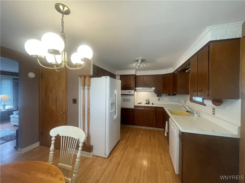 DARK WOOD CABINETS
BI DISHWASHER