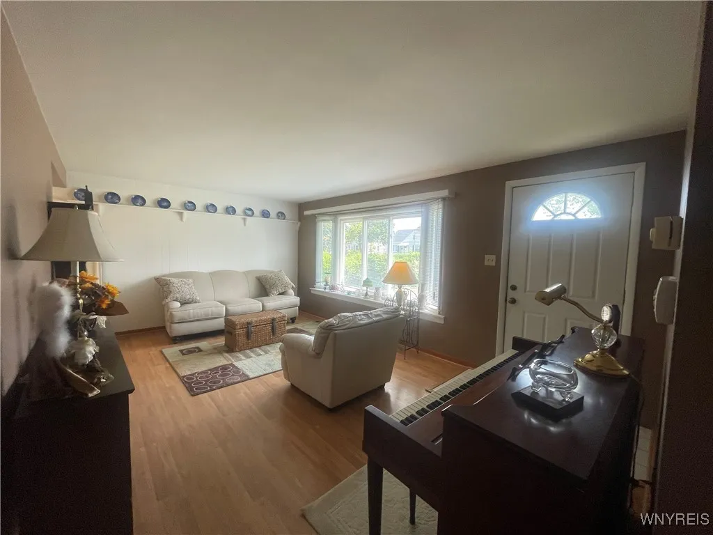 FORMAL GREAT ROOM
STEEL DOOR- HDWS