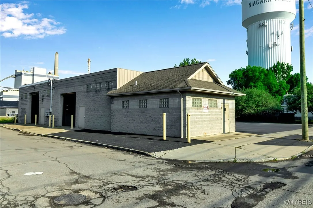 402 56th Bay #1 Street, Niagara Falls, New York 14, Niagara Falls, New York 14304, ,Commercial Lease,For Rent,402 56th Bay #1 Street, Niagara Falls, New York 14,B1615718
