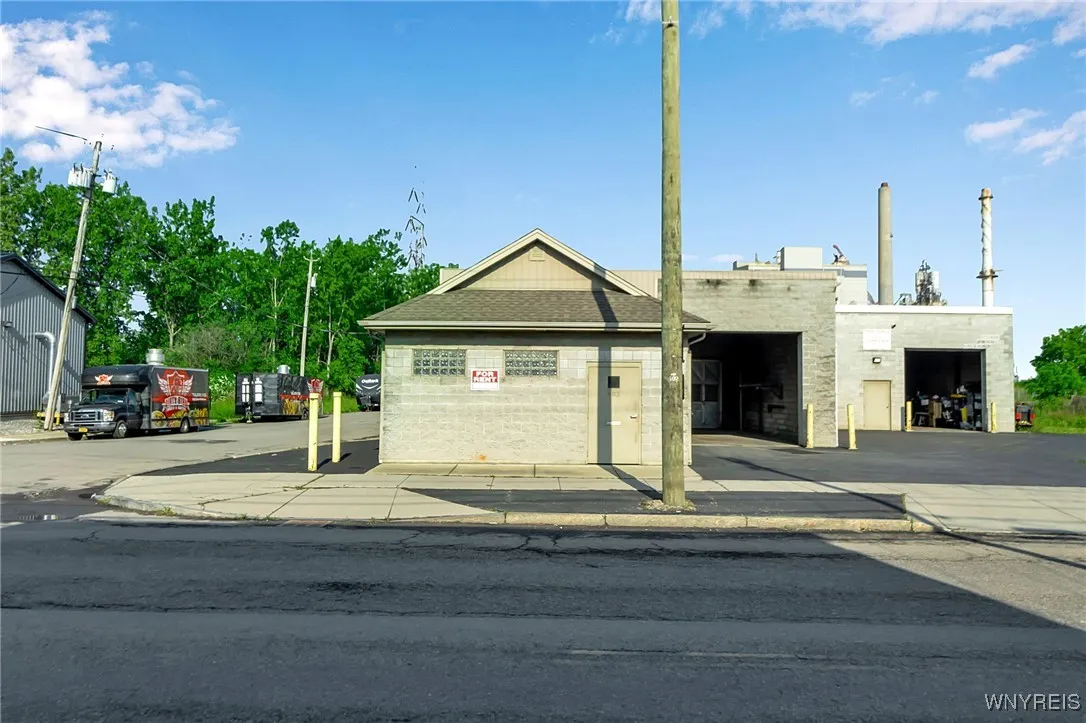 402 56th Bay #1 Street, Niagara Falls, New York 14, Niagara Falls, New York 14304, ,Commercial Lease,For Rent,402 56th Bay #1 Street, Niagara Falls, New York 14,B1615718