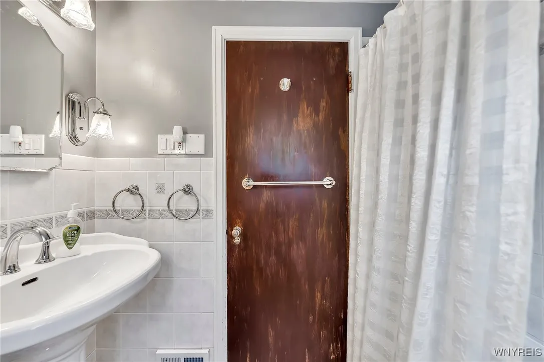 161 Willow Breeze Road, Tonawanda-town, New York 1, Tonawanda, New York 14223, 2 Bedrooms Bedrooms, 8 Rooms Rooms,1 BathroomBathrooms,Residential,Closed,161 Willow Breeze Road, Tonawanda-town, New York 1,0,B1616347