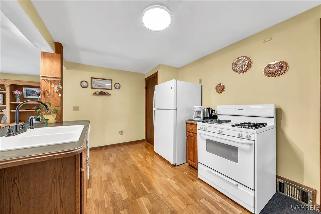 161 Willow Breeze Road, Tonawanda-town, New York 1, Tonawanda, New York 14223, 2 Bedrooms Bedrooms, 8 Rooms Rooms,1 BathroomBathrooms,Residential,Closed,161 Willow Breeze Road, Tonawanda-town, New York 1,0,B1616347