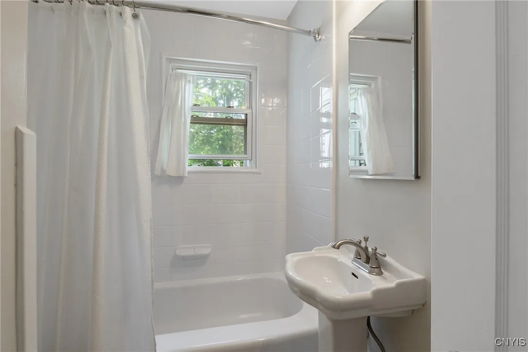 305 Academy Place, Syracuse, New York 13207, Syracuse, New York 13207, 3 Bedrooms Bedrooms, 8 Rooms Rooms,2 BathroomsBathrooms,Residential,Closed,305 Academy Place, Syracuse, New York 13207,0,S1615985