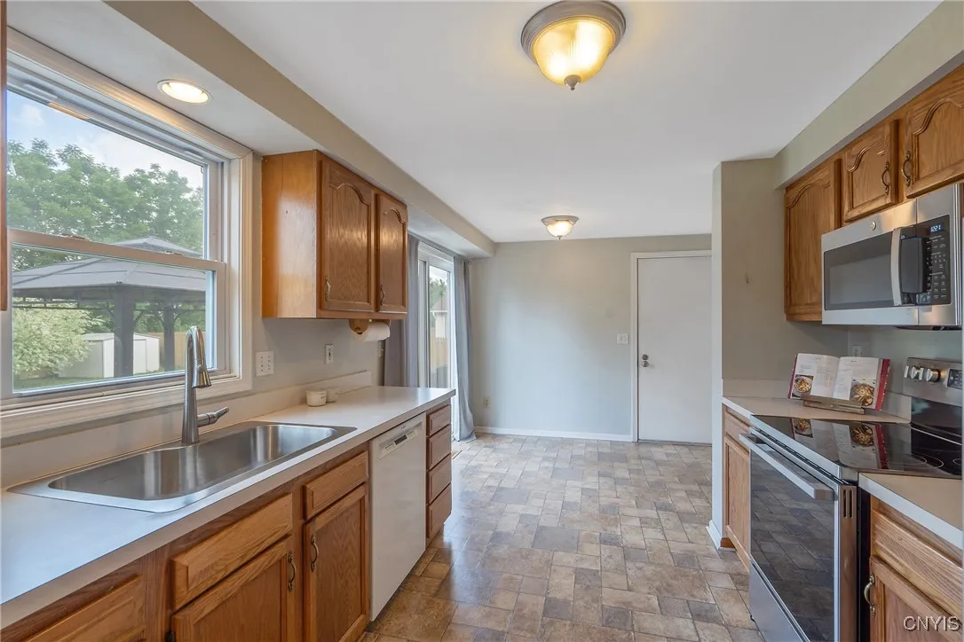 8115 Circuit Rider, Cicero, New York 13039, Cicero, New York 13039, 3 Bedrooms Bedrooms, 6 Rooms Rooms,1 BathroomBathrooms,Residential,Closed,8115 Circuit Rider, Cicero, New York 13039,S1615976